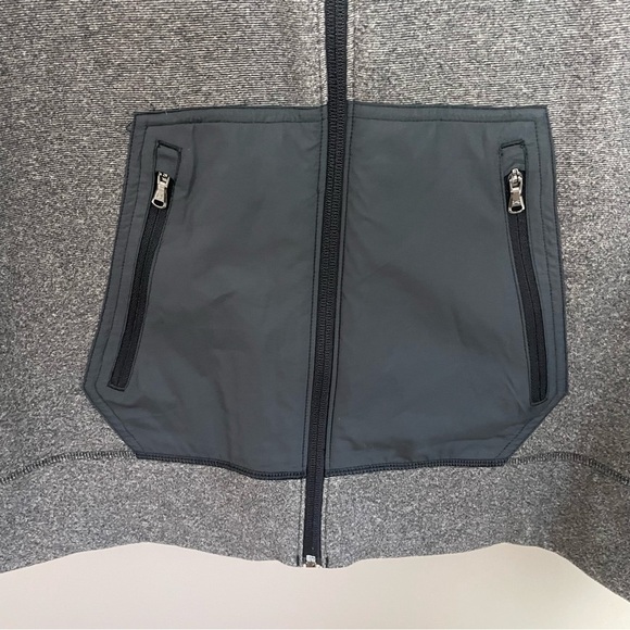 [Under Armour] Women's Heat Gear Gray Sleeveless Zip Up Vest - Picture 3 of 7